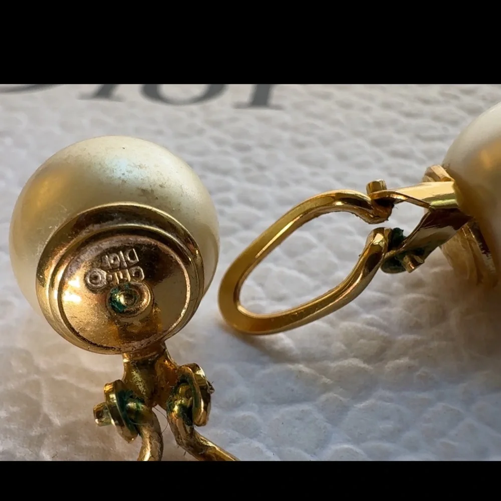 Christian Dior 100% authentic rare vintage 1960s classic pearl clip earrings - Picture 7 of 12